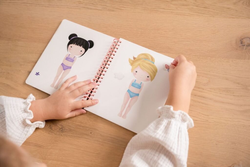 Little Dutch „Dress me up“ knygelė „Rosa & Friends“