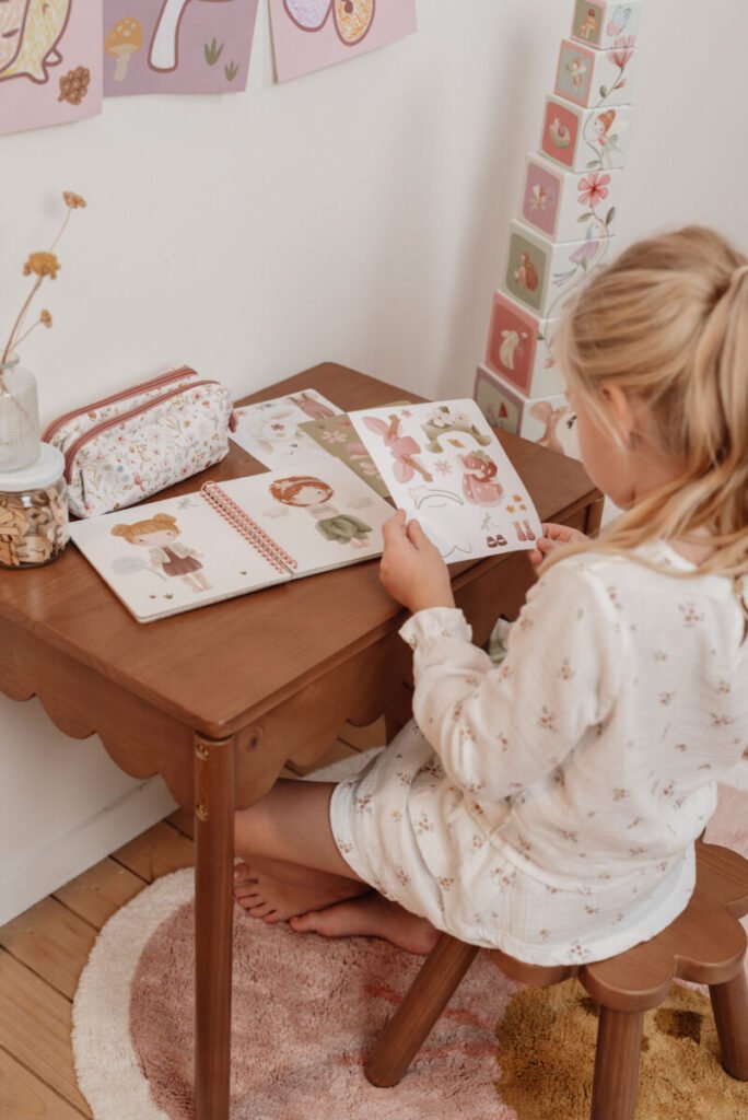 Little Dutch „Dress me up“ knygelė „Rosa & Friends – Fairy Garden“
