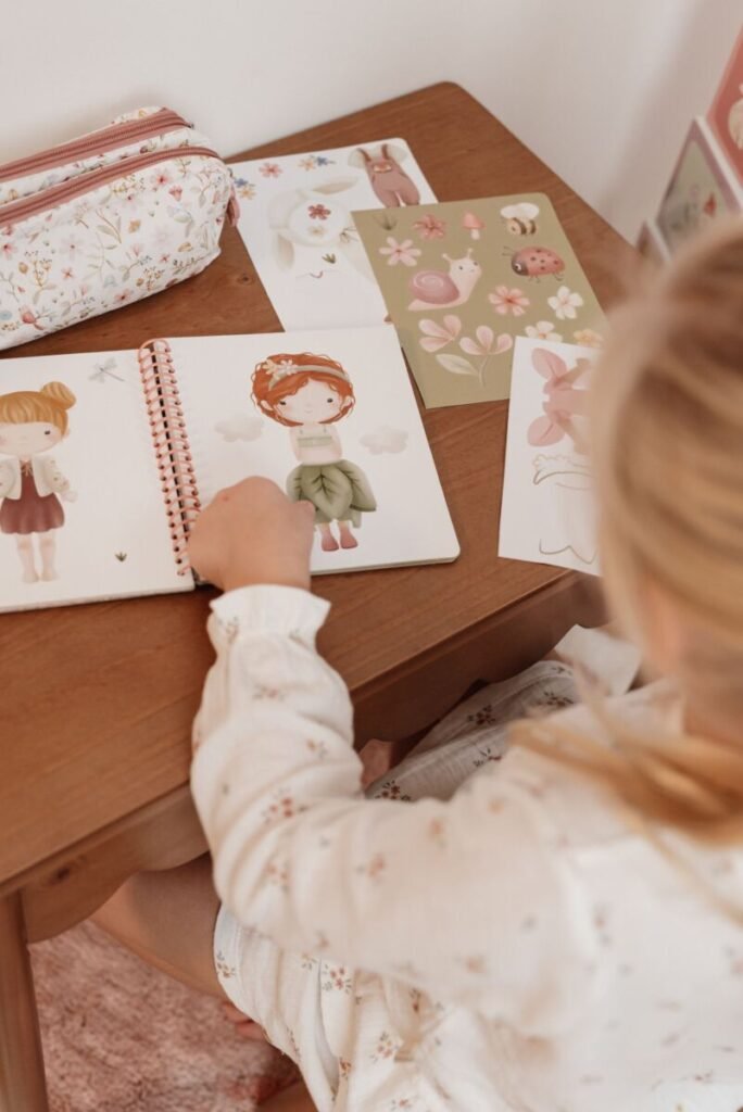 Little Dutch „Dress me up“ knygelė „Rosa & Friends – Fairy Garden“