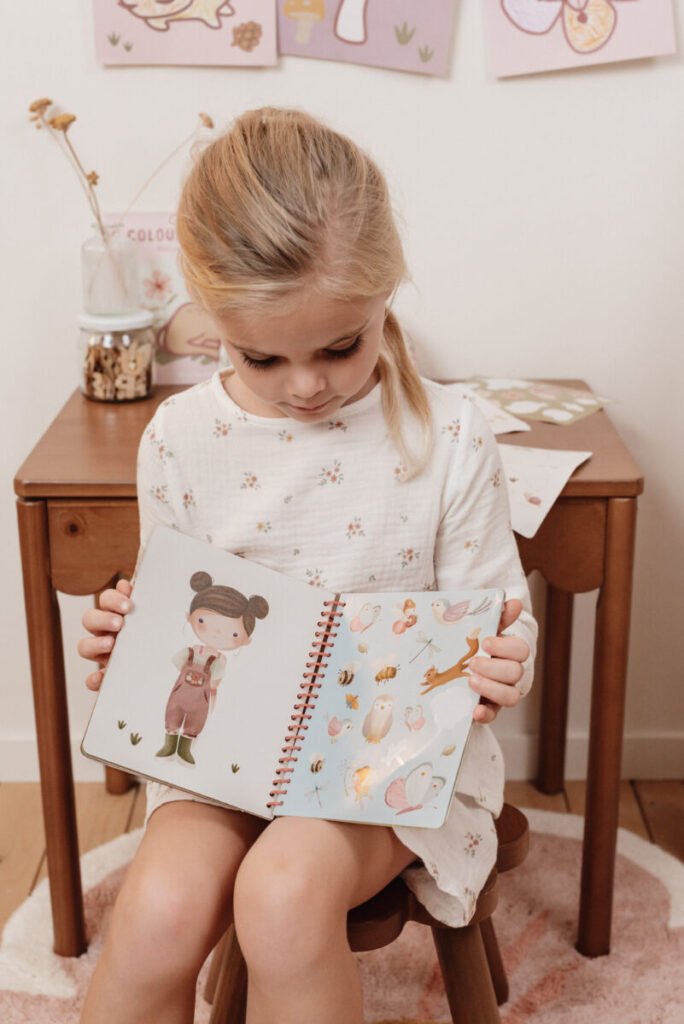 Little Dutch „Dress me up“ knygelė „Rosa & Friends – Fairy Garden“
